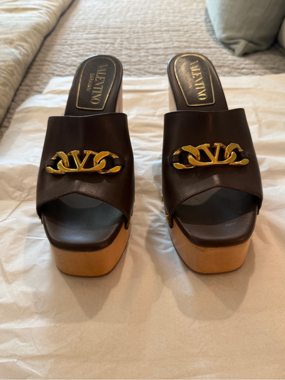 Valentino Garavani V Logo
Chain Wooden Platform Mule
Clogs Brown EU 40 US 10 - Picture 3 of 8